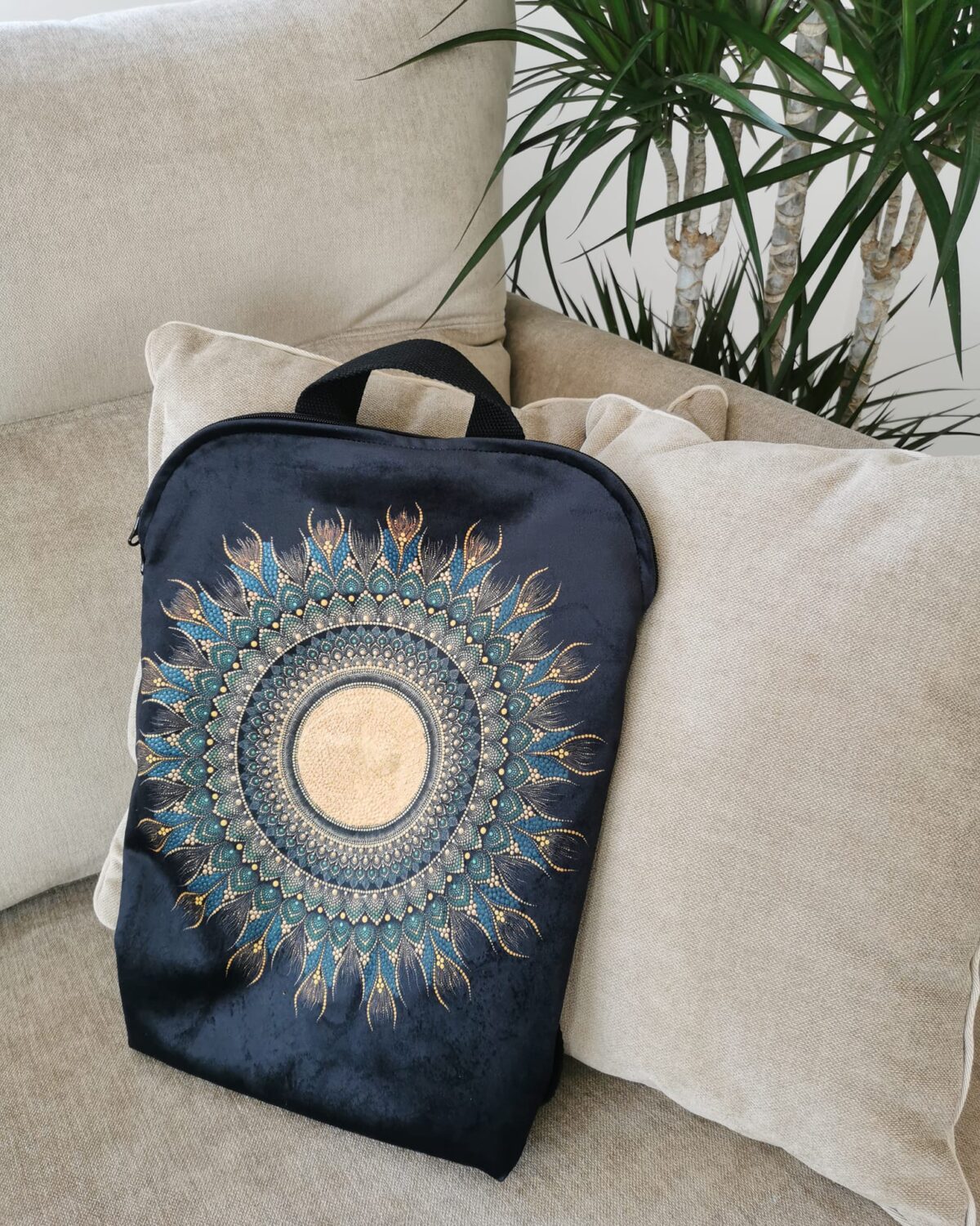 Tamsi kuprinė su mandala